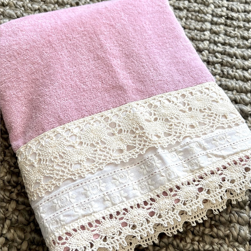 Vintage Embroidered Bath Towel Tea Rose Pink Cream Crocheted Lace Trim NWT